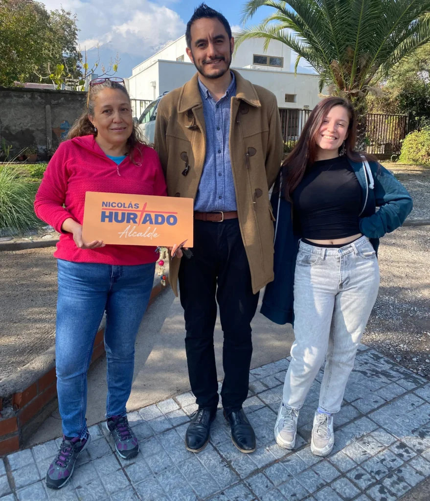 Nicolás hurtado en campaña por la alcaldía de la florida, santiago, chile, 2024. 